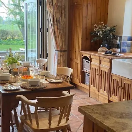 Stunning Country Between & Bath Будинок відпочинку *