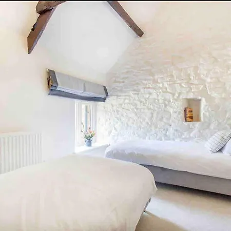 Stunning Country Between & Bath Будинок відпочинку *